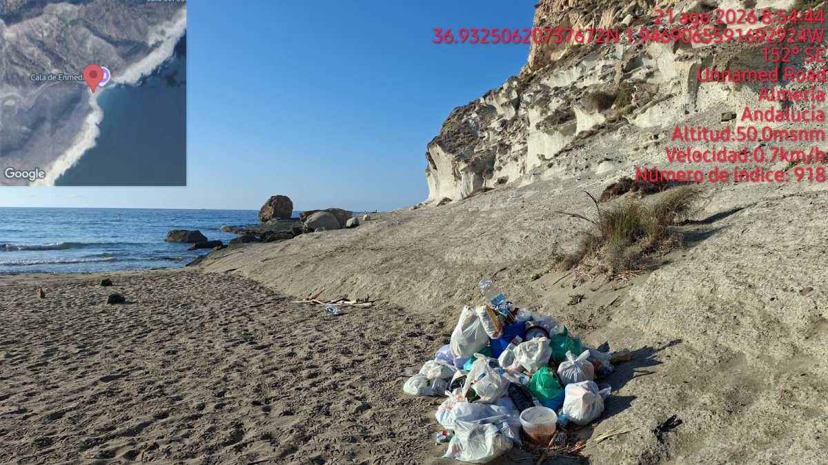 Basura depositada en uno de los rincones del Parque Natural de Cabo de Gata-Níjar