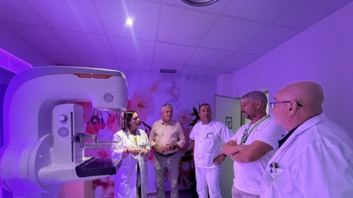 Juan de la Cruz Belmonte visita las distintas dependencias del centro hospitalario