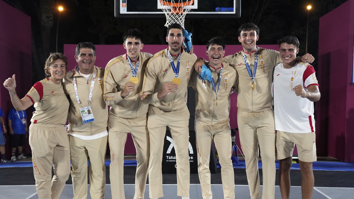 Raúl Fernández guía a la selección española masculina 3x3 U23 hacia el oro en los Juegos del Mediterráneo.