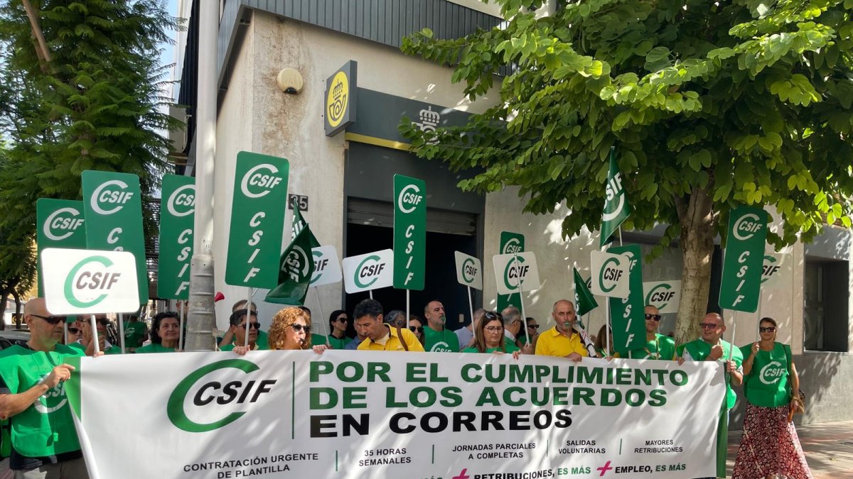 Concentración en la que se pide mejoras laborales en Correos