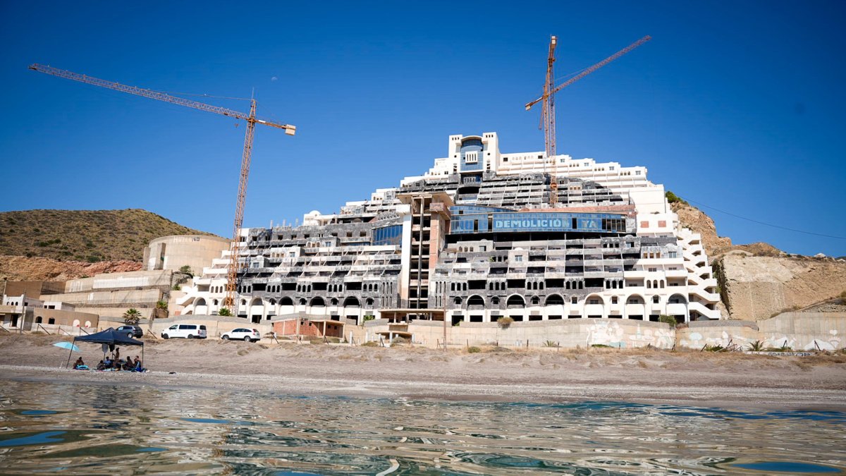 Archivo - Hotel en la playa de El Algarrobico, en Carboneras (Almería).