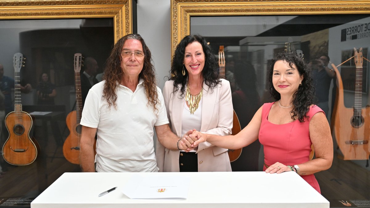 El guitarrista José Fernández Torres, Tomatito; la alcaldesa, María del Mar Vázquez; y la directora de Área de Negocio en Almería de CaixaBank, María del Mar Peláez, tras firmar el convenio.