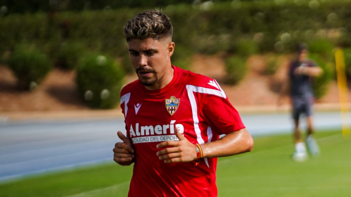 Pozo en el campo Anexo del estadio en pretemporada.