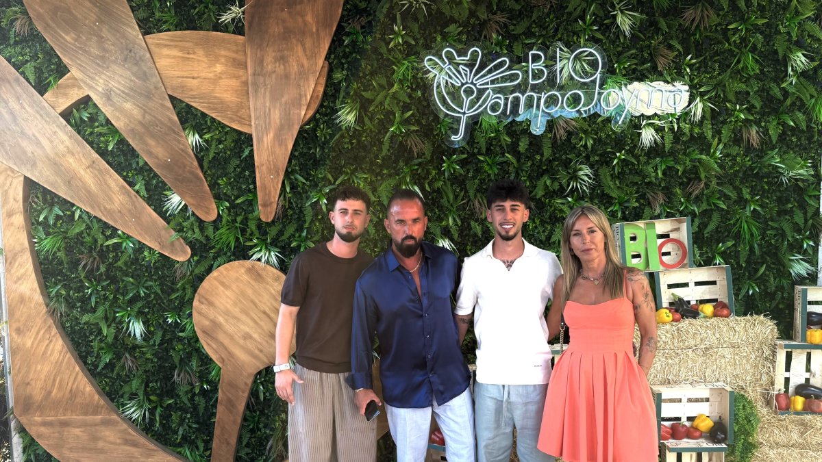 Francisco Jesús Montoya, fundador y gerente de Campojoyma, junto a su mujer y sus hijos, en el evento fin de campaña de la empresa.