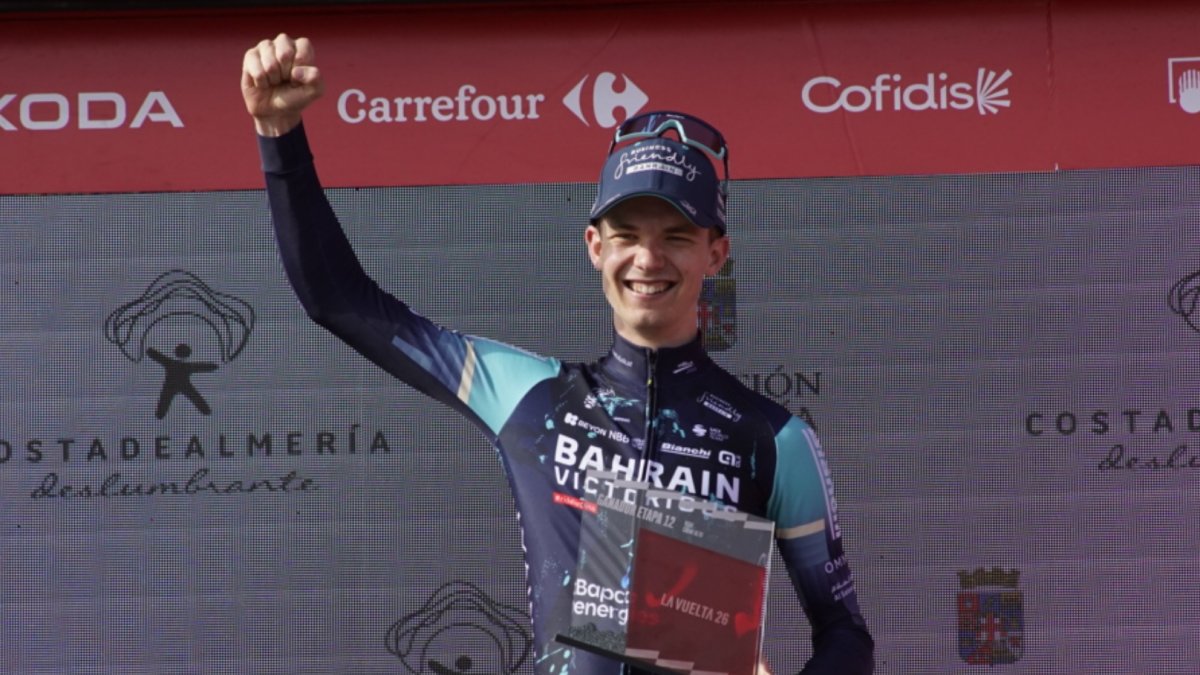 El ganador Jakob Omrzel, del equipo Bahrain, en el podio de Calar Alto con el logo de Costa de Almería detrás.