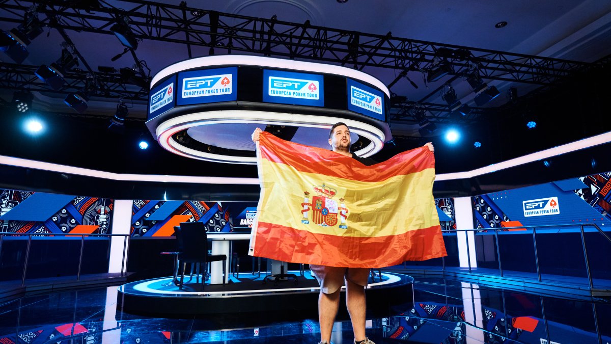 José Luis Criado, con la bandera de España tras hacerse con el premio en Barcelona.