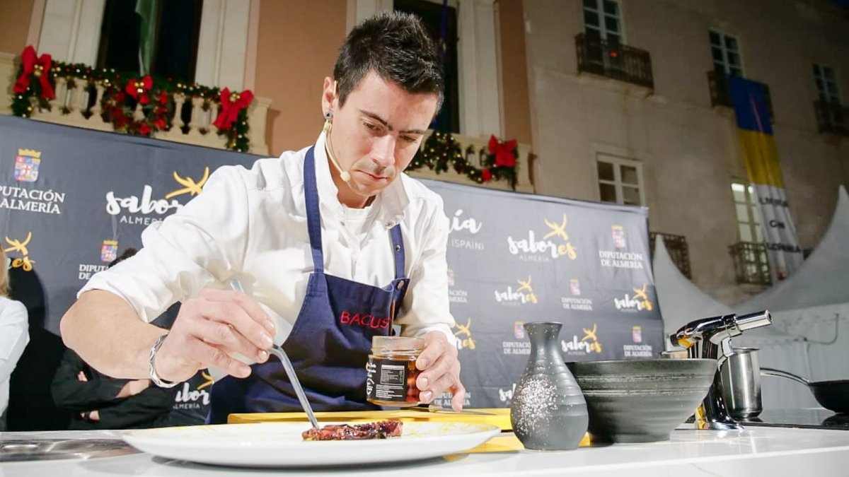 Pablo Fuente, chef de Bacus en Aguadulce, ofrecerá a sus clientes uno boquerones marinados al estilo thai.