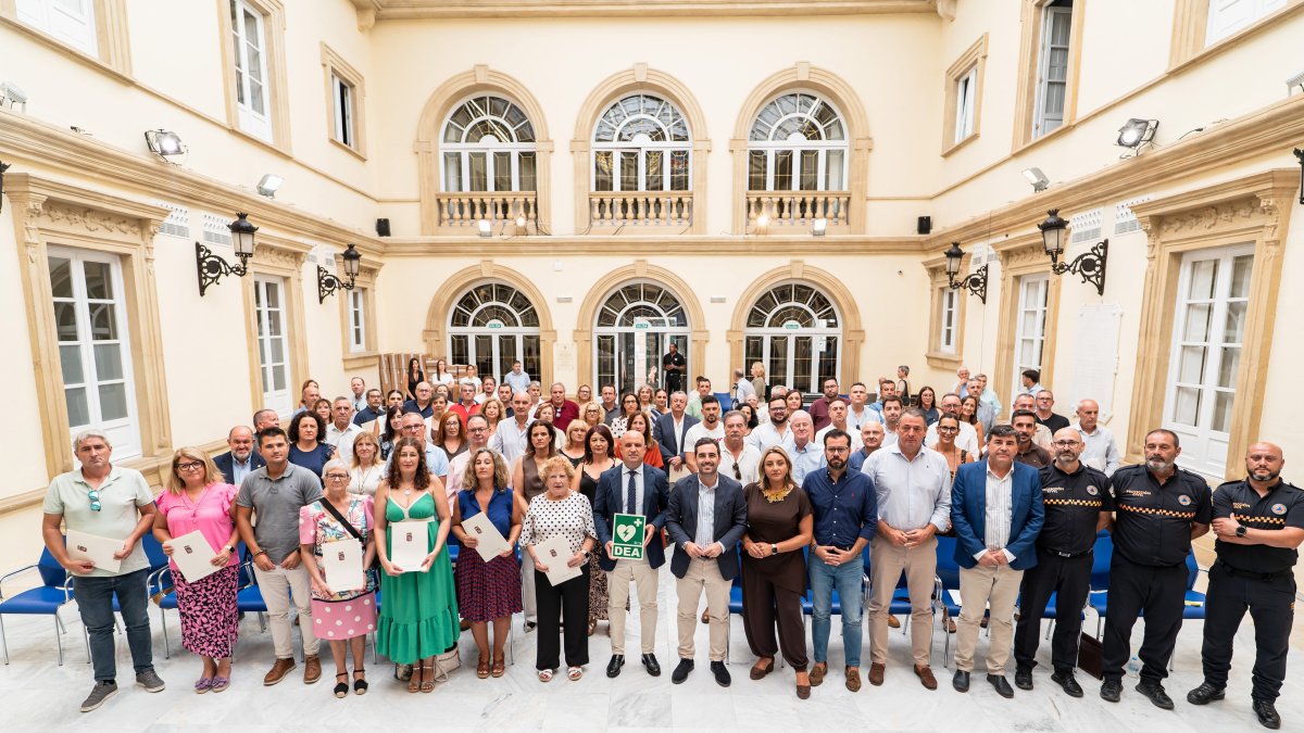 Entrega de desfibriladores a 91 municipios de Almería.