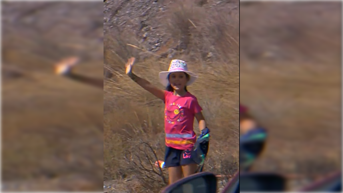 La niña 'cazada' por La Vuelta en la subida a Velefique tras recibir una avalancha de bidones de los ciclistas.