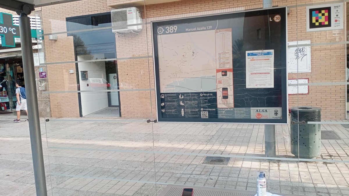 Marquesina de una parada de autobús en la calle Manuel Azaña de Almería.