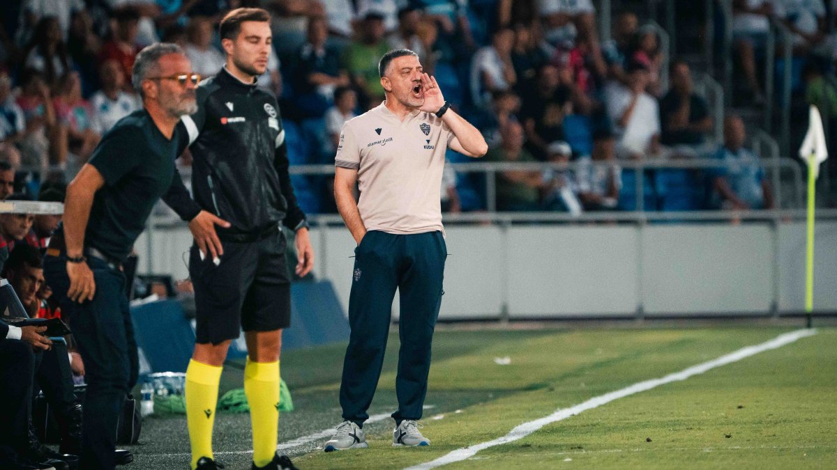 García Pimienta en el Tenerife-Almería desde la banda.