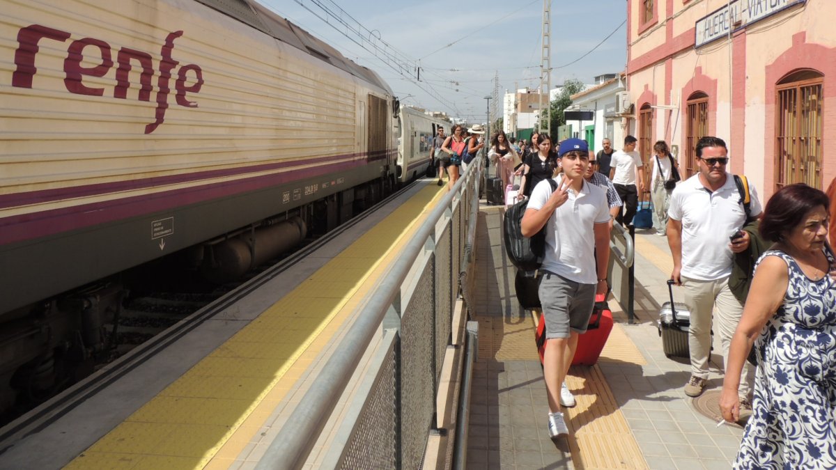 Pasajeros bajando del Intercity 00276 en Huércal-Viator después de un largo viaje que se demoró 40 minutos más de lo previsto.