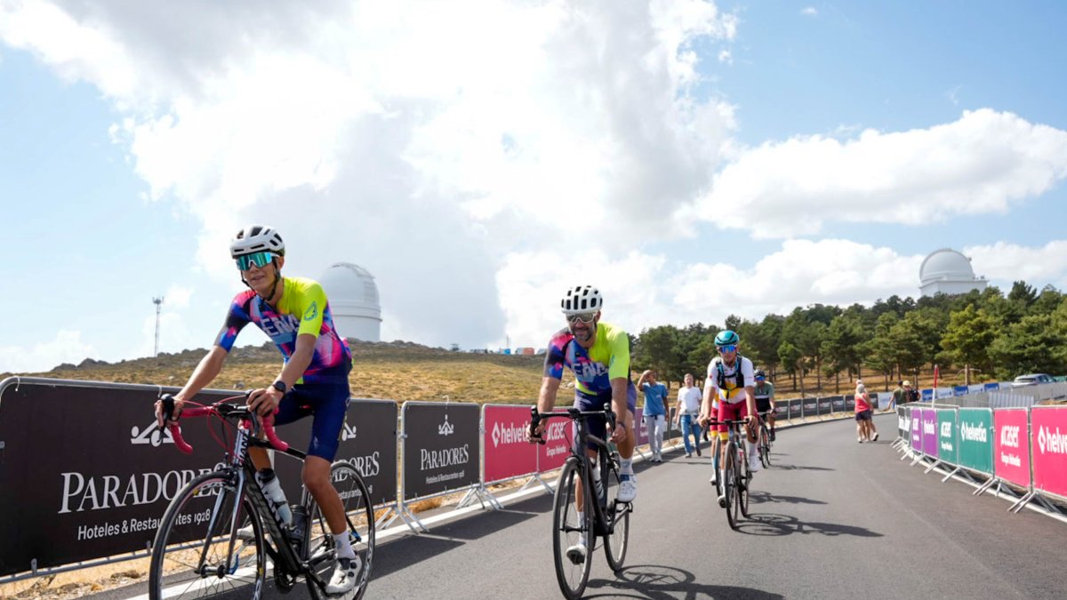 Aficionados en la línea de meta del observatorio de el Calar Alto donde terminó el jueves la duodécima etapa de la Vuelta a España 2026.