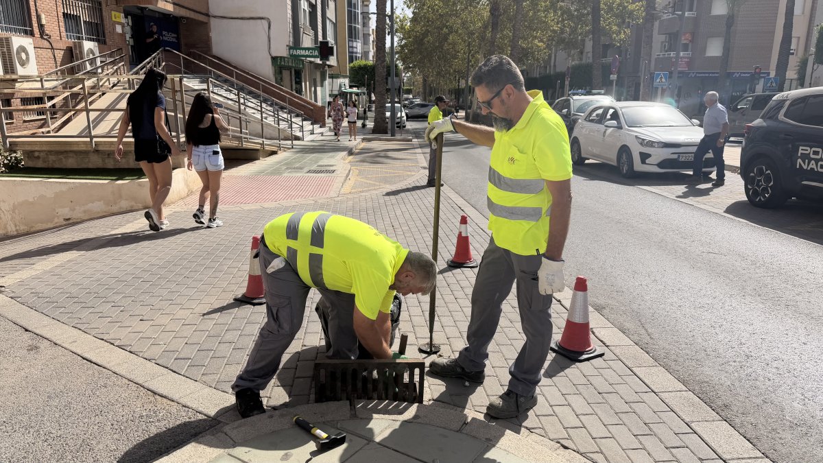 Operarios realizando limpieza de imbornales en El Ejido.