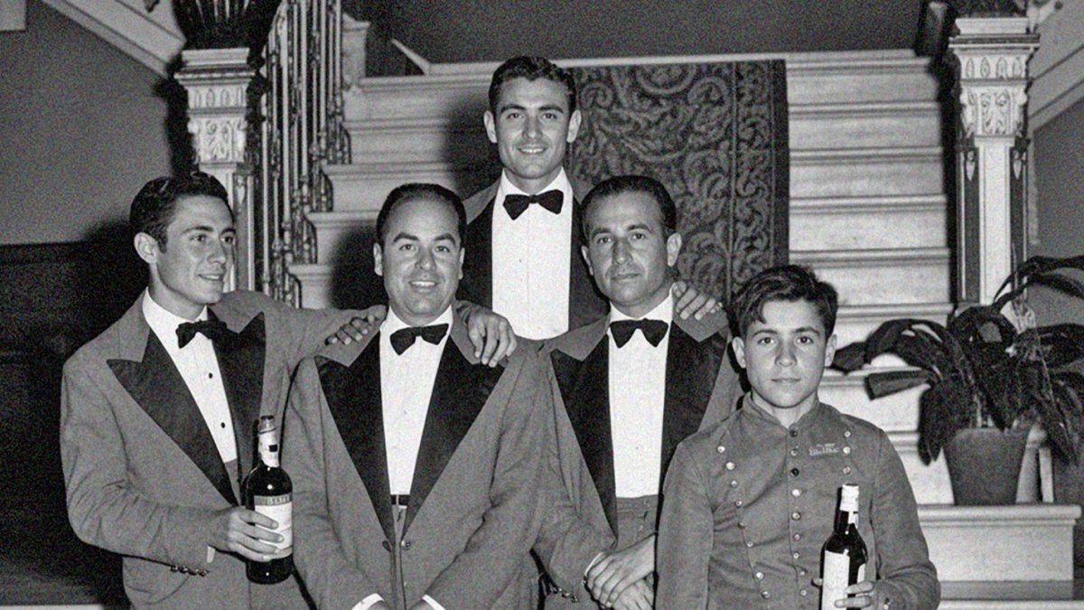 Trabajadores del Casino de Almería junto a los muchachos que formaban el cuerpo de botones en los años 50.