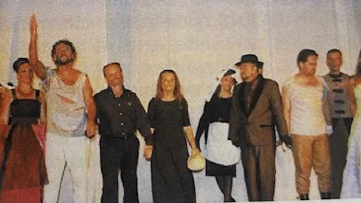El actor Ramón Flores MunÞoz con el brazo levantado, uno de los actores que lleva a Vera en su alma.