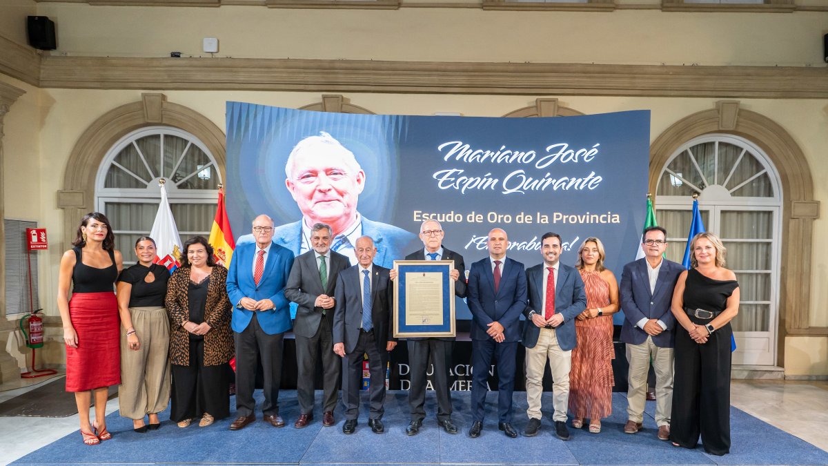 Acto de entrega del Escudo de Oro de la Provincia de Almería a Mariano Espín Quirante.