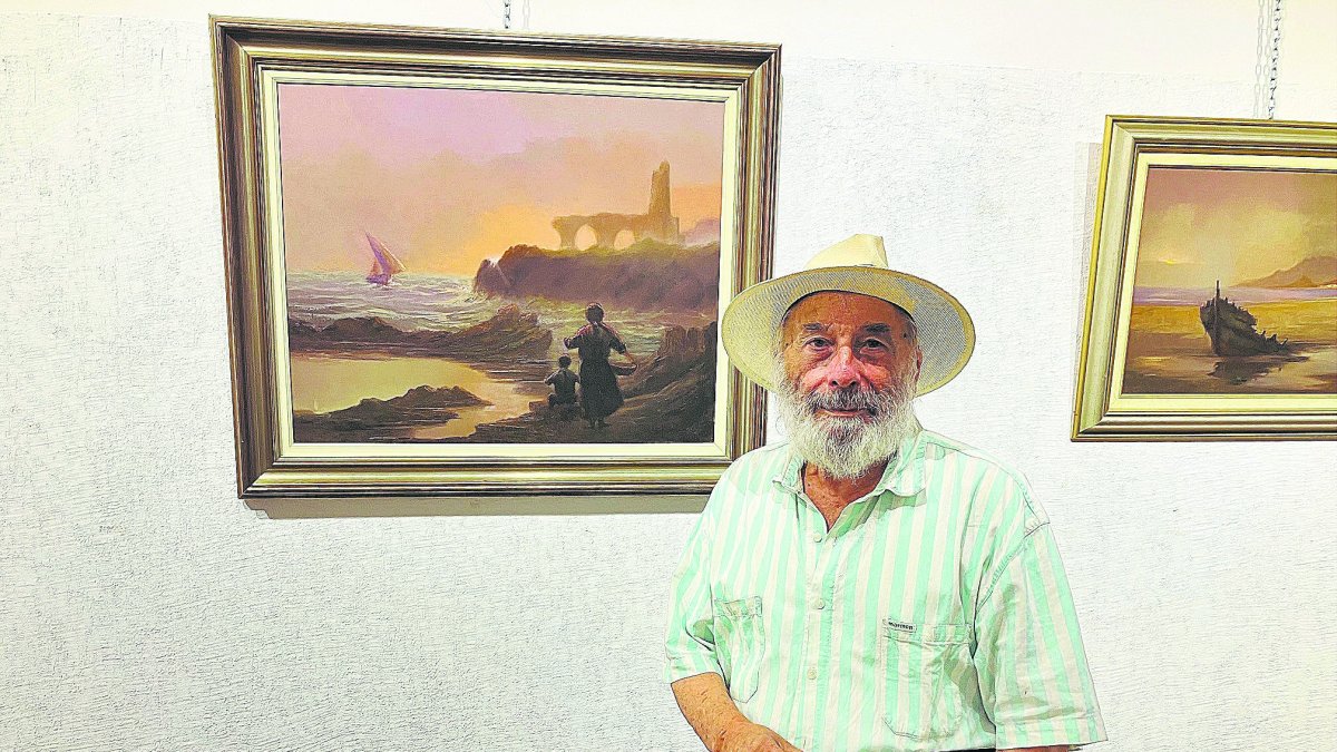 Clemente Gerez, junto a algunas de sus composiciones costumbristas este verano.