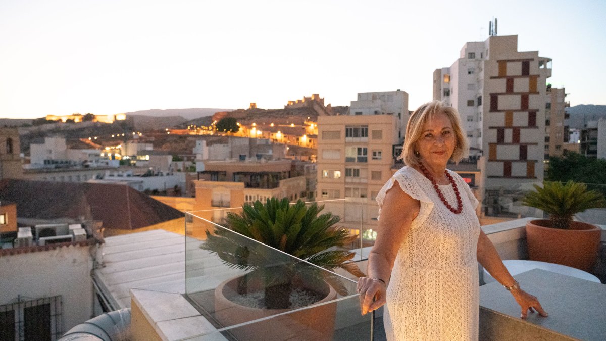 Mariángel Alcázar en la terraza del Ático HO, con vistas a la Alcazaba