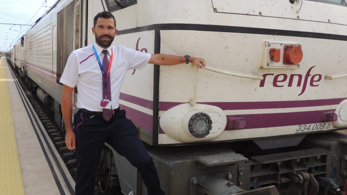 José Carlos Romero, maquinista que llevó el último Intercity Talgo Almería-Madrid, junto a las locomotoras diésel 334.