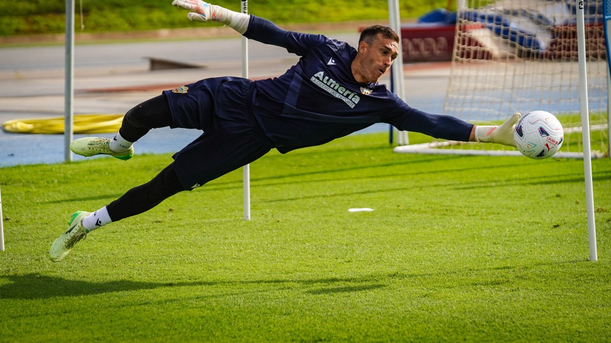 Fernando, el capitán del Almería que no juega pero manda en el vestuario.