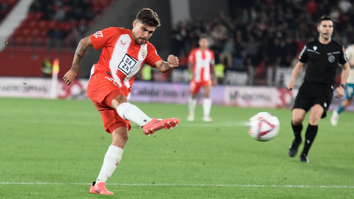 Alejandro Pozo se va del Almería después de 130 partidos y 5 goles con la camiseta rojiblanca.