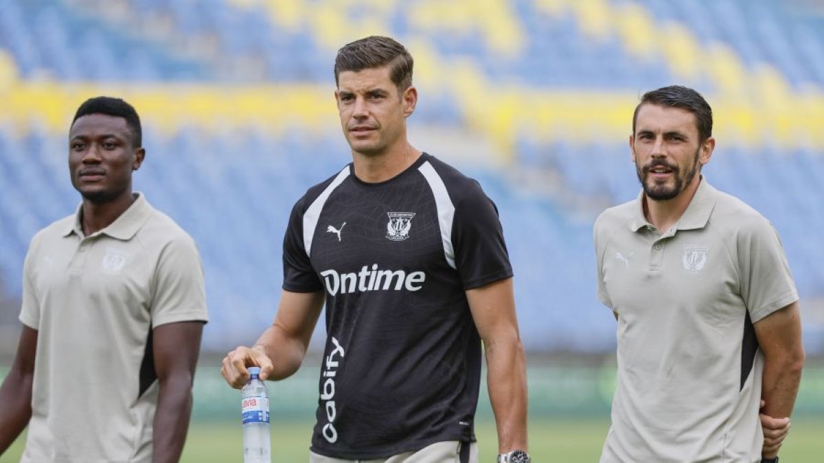 Soko llegando al estadio de Gran Canaria donde firmaría una destacada actuación junto al meta Raúl y Atienza.