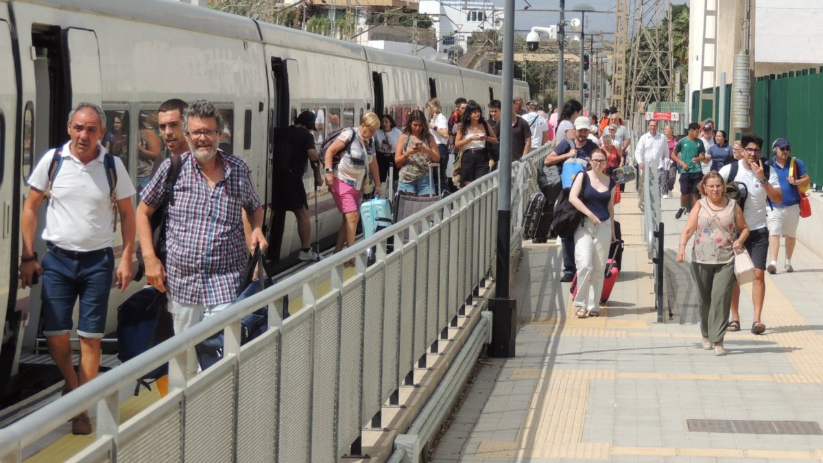 Pasajeros del último Intercity Madrid-Almería en la estación de Huércal-Viator. A partir de ahora, tocará subirse al autobús.
