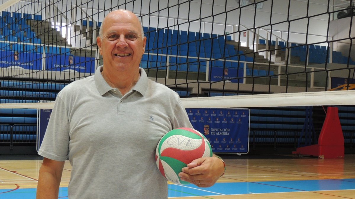 Axel Mondi atendió a La Voz de Almería y Cadena SER para hablar del voleibol, de su vida y de la familia.