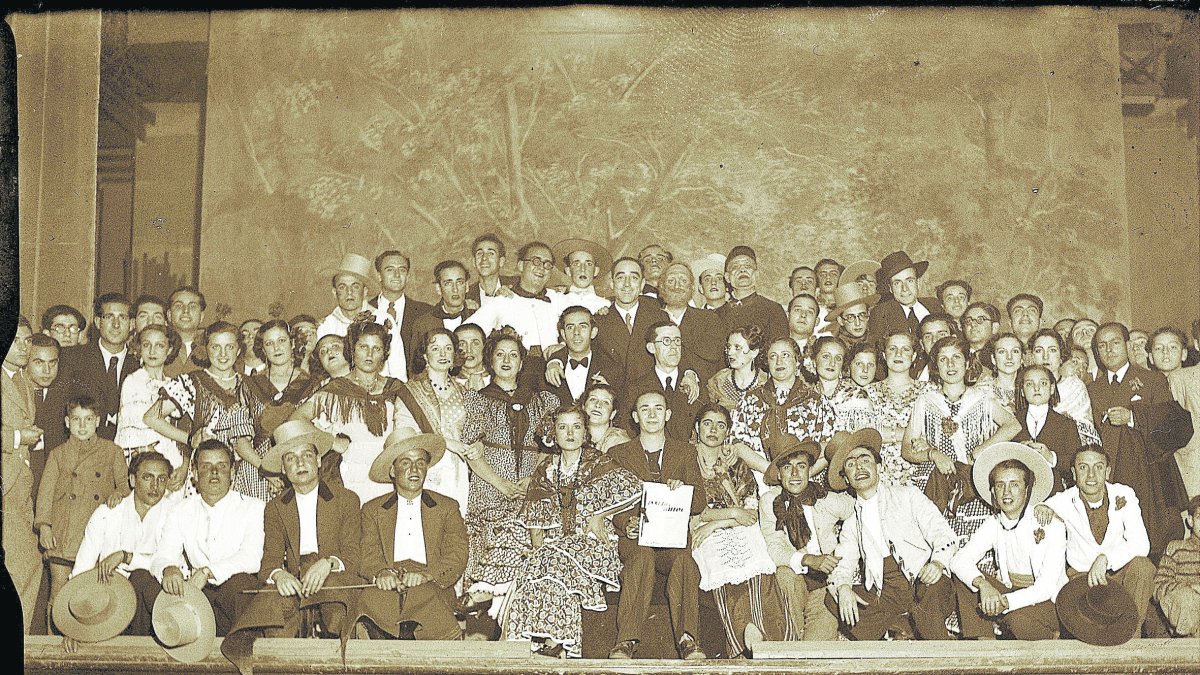 Actores de la obra ‘En mi Jaca jerezana que se estrenó con éxito en el Teatro Cervantes el 18 de diciembre de 1935. En el centro, Rafael Barco.