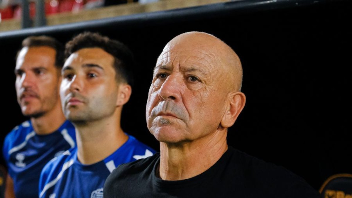 Claudio Barragán mirando al frente y cabeza alta como buen profesional.