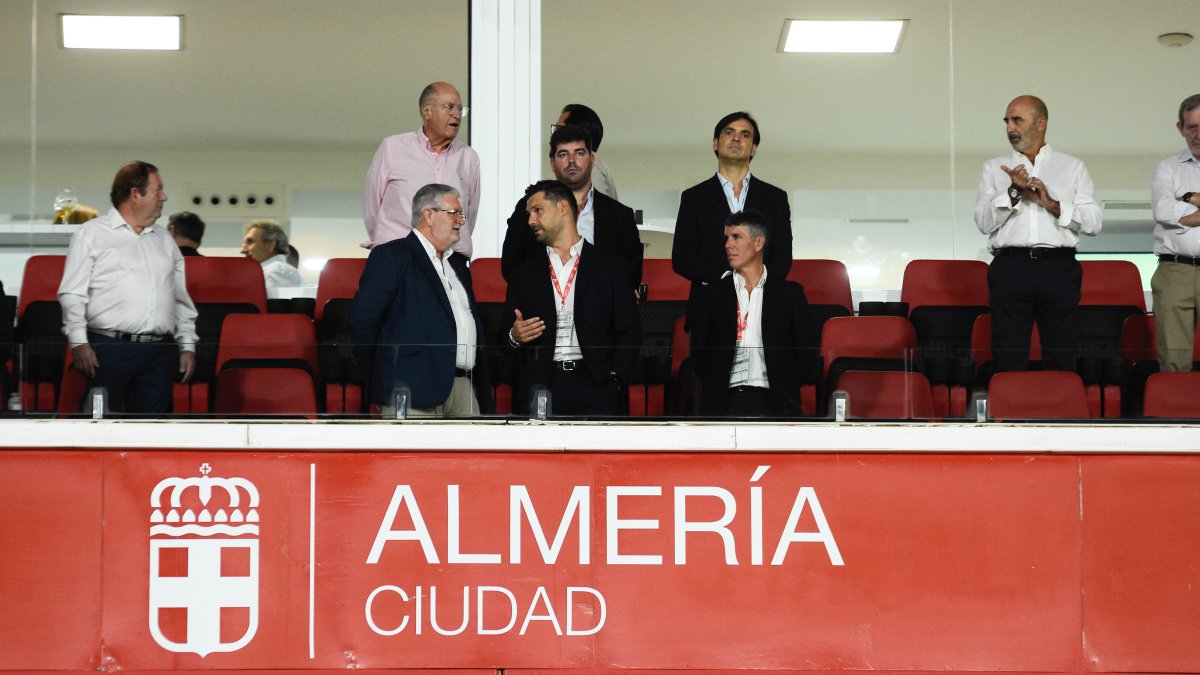 Pepe Bonillo lleva acumuladas muchas horas de vuelo en el palco del Almería.