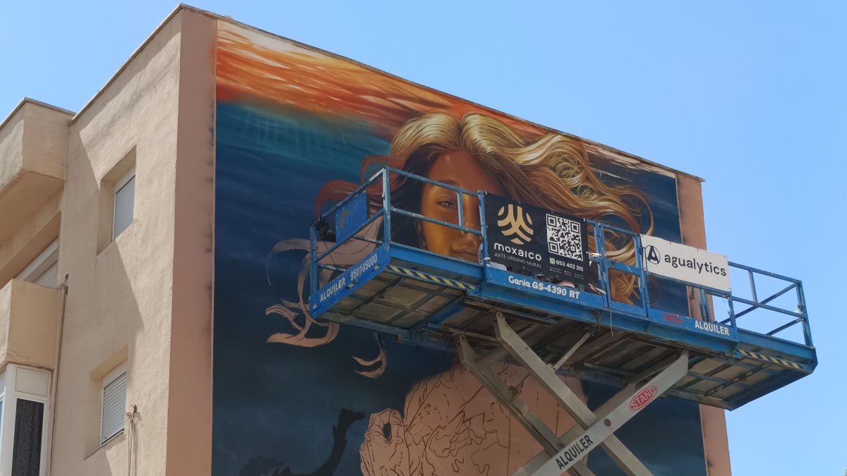 Trabajando en el espectacular mural de calle Darrical.