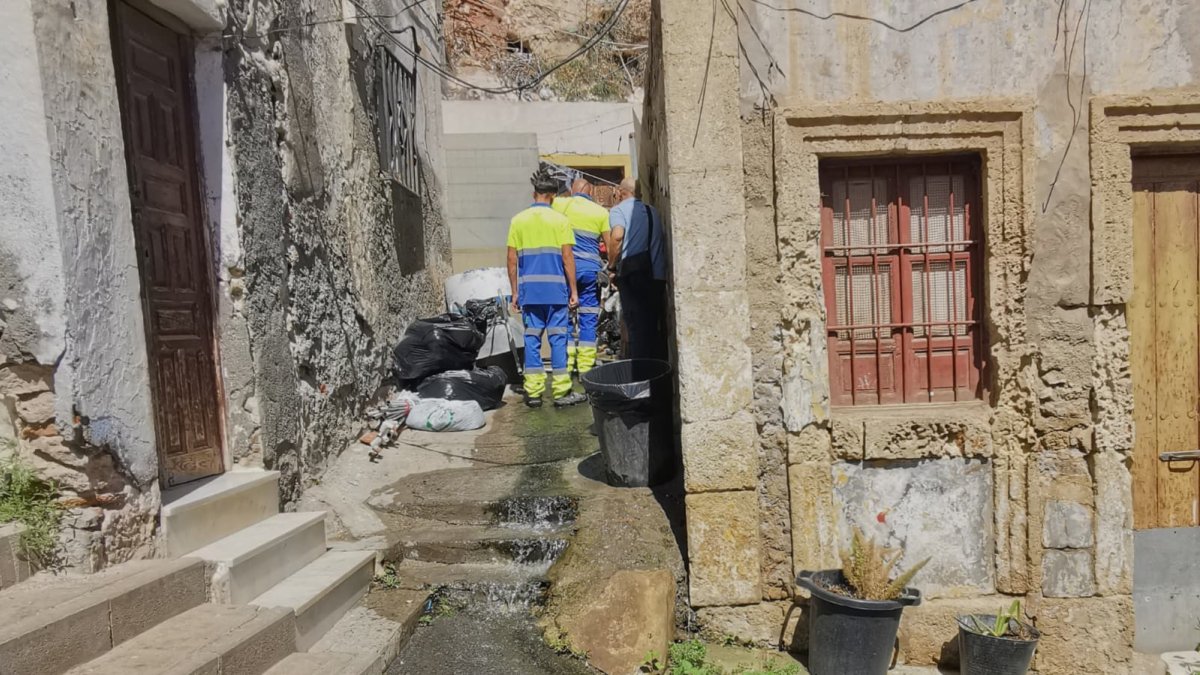 Trabajadores de Aqualia trabajan en la fuga de agua del Patio del Moro, en el barrio del Santo, en el Cerro de San Cristóbal.
