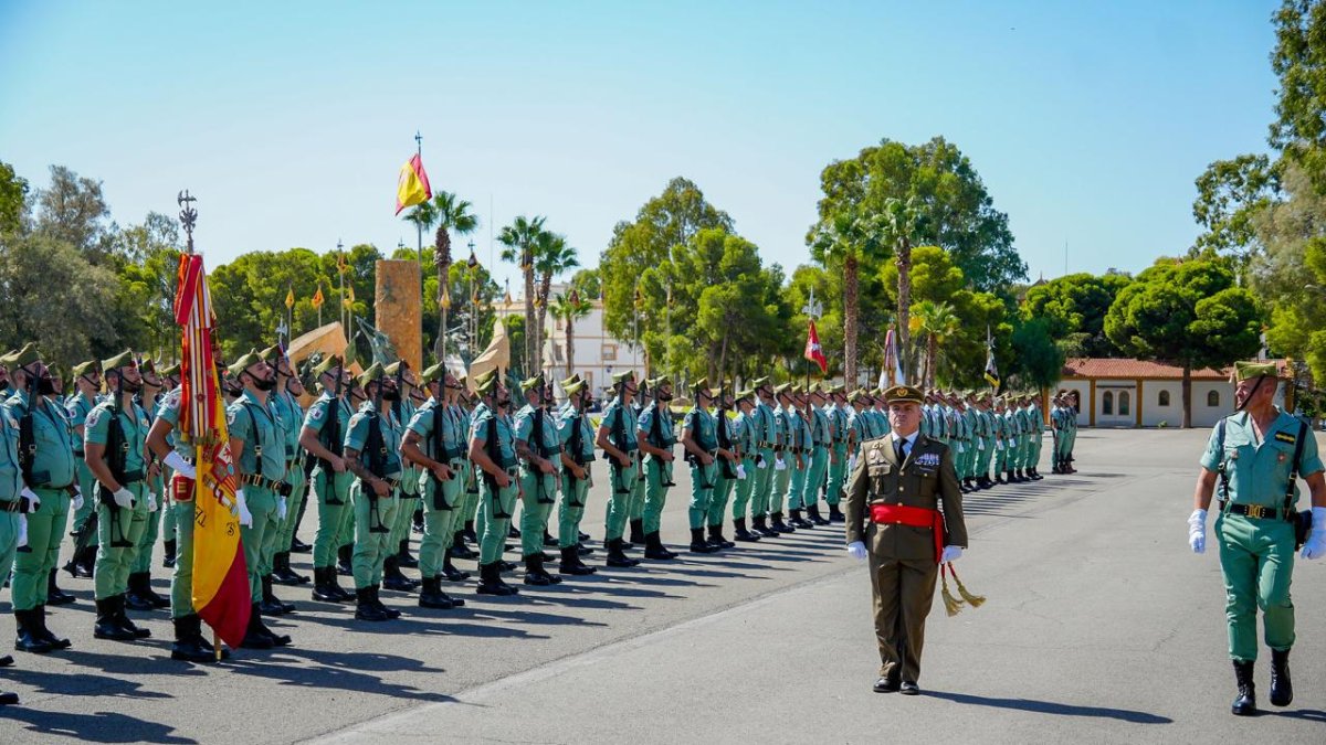 El general de división José Agustín Carreras pasa revista en la Base Álvarez de Sotomayor en su despedida de La Legión.