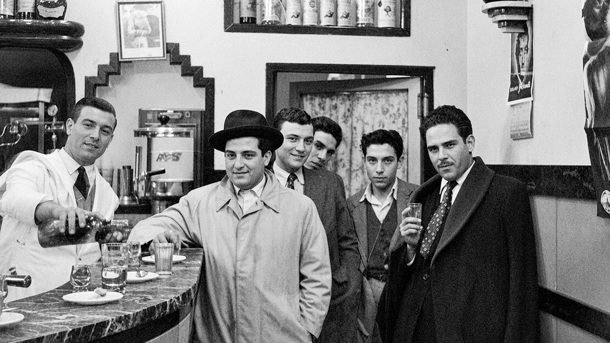 Era costumbre entre los hombres comenzar el día con una copa de coñac o un vaso de anís con limón para desintoxicar el cuerpo. En la imagen, grupo de amigos ‘desayunando’ en Los Espumosos.