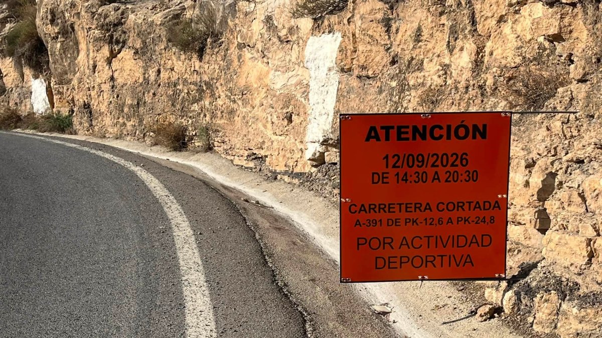 Uno de los carteles anunciando el corte de la carretera este sábado.