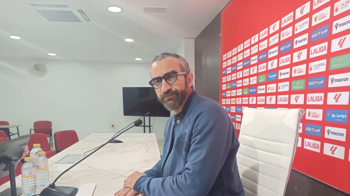 Mohamed El Assy pasará revista a un Almería lanzado hacia Primera.