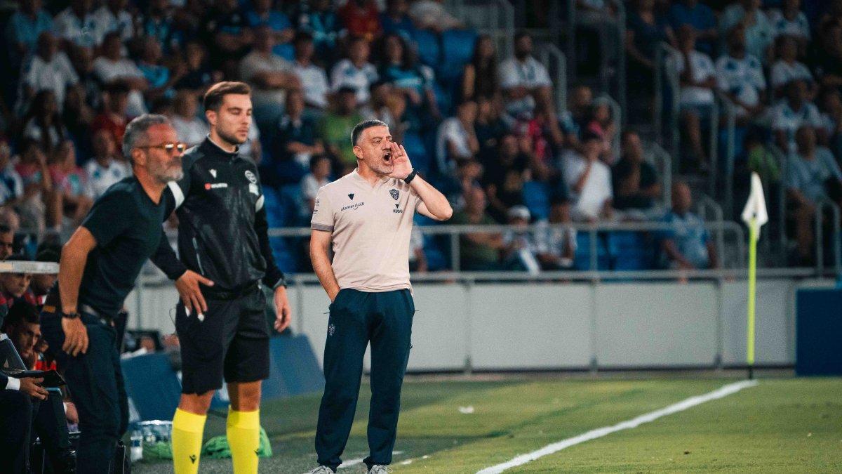 García Pimienta en Tenerife conoció al Almería fuera de casa.