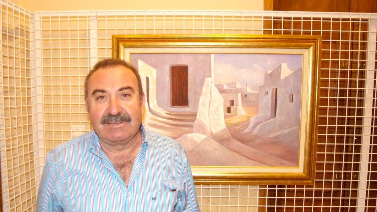 Juan Ibañez con una de sus obras.