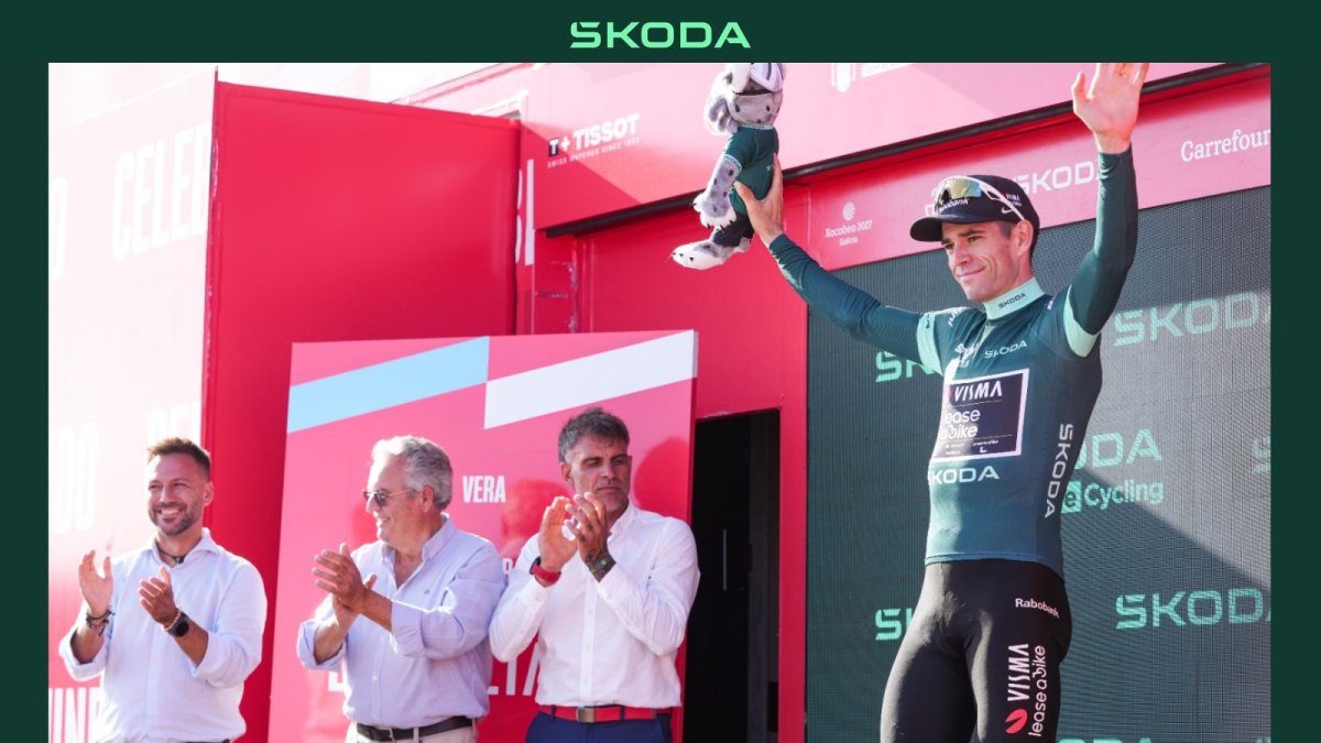 Škoda entrega el Maillot Verde a Wout van Aert.