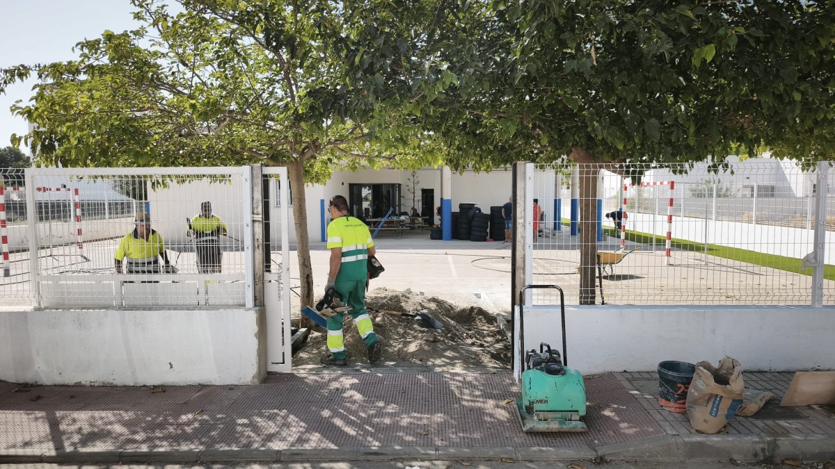 Puesta a punto de los colegios en Huércal-Overa.