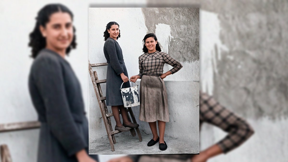 Dos muchachas del barrio de La Chanca dándole una mano de cal a su casa antes de que llegaran las lluvias de septiembre.