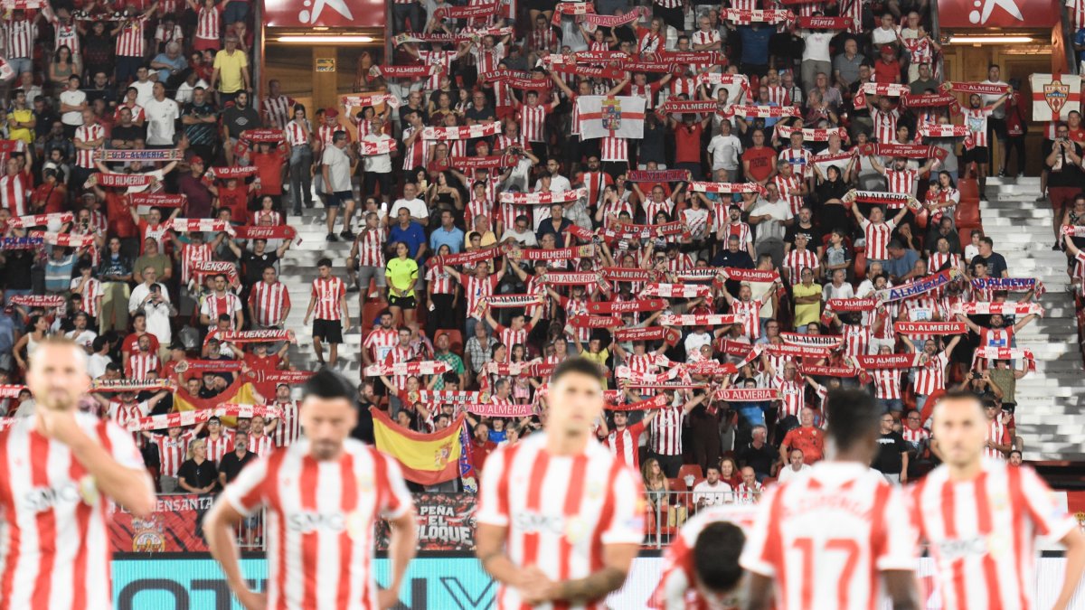 Bufandas arriba para cantar el himno de la UDA el pasado domingo con motivo del Almería-Cádiz con casi 15.000 espectadores.