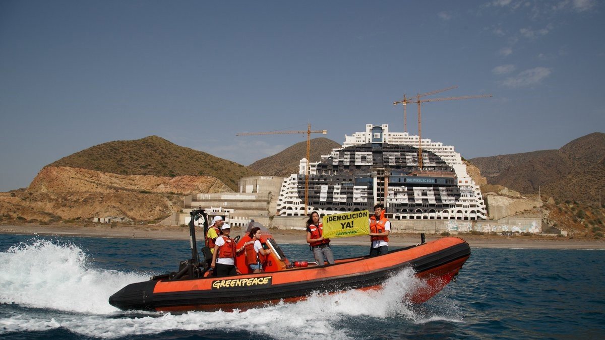 Archivo - Activistas de Greenpeace reclaman la demolición del hotel del paraje del Algarrobico en la costa de Carboneras (Almería).