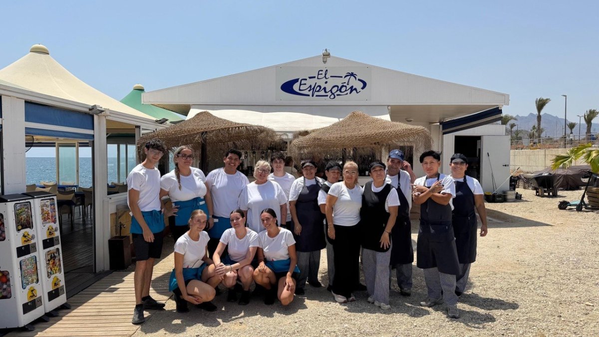 El equipo del chiringuito El Espigón, en Garrucha.