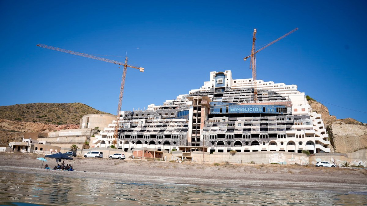 Archivo - Hotel situado en el playa de El Algarrobico, en Carboneras (Almería).