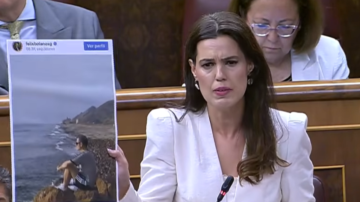Miriam Guardiola, con la foto de Bolaños en Mojácar en la sesión de control al Gobierno en el Congreso de los Diputados.