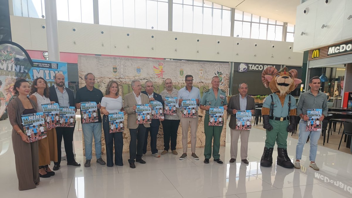 Foto de familia de la presentación de la VIIº edición de la Mini Desértica.