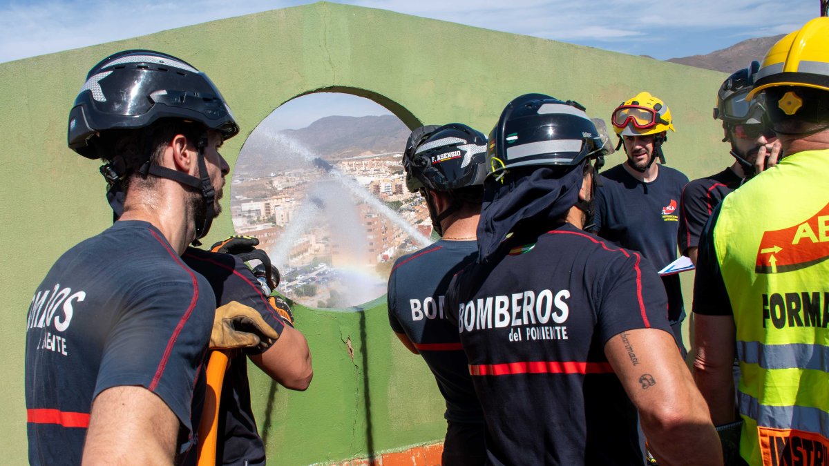Pruebas pioneras de bomberos en Roquetas.